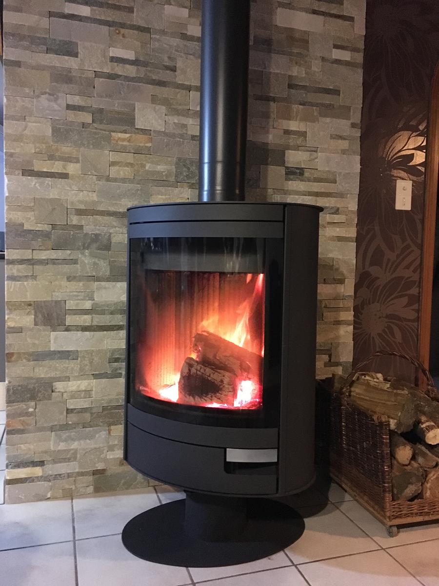 Poêle à bois Stromboli N, best-seller de la marque ROMOTOP depuis plus de 10 ans, pivotant à 360°, disponible en 16 coloris de céramique, acier ou pierre de serpentine.